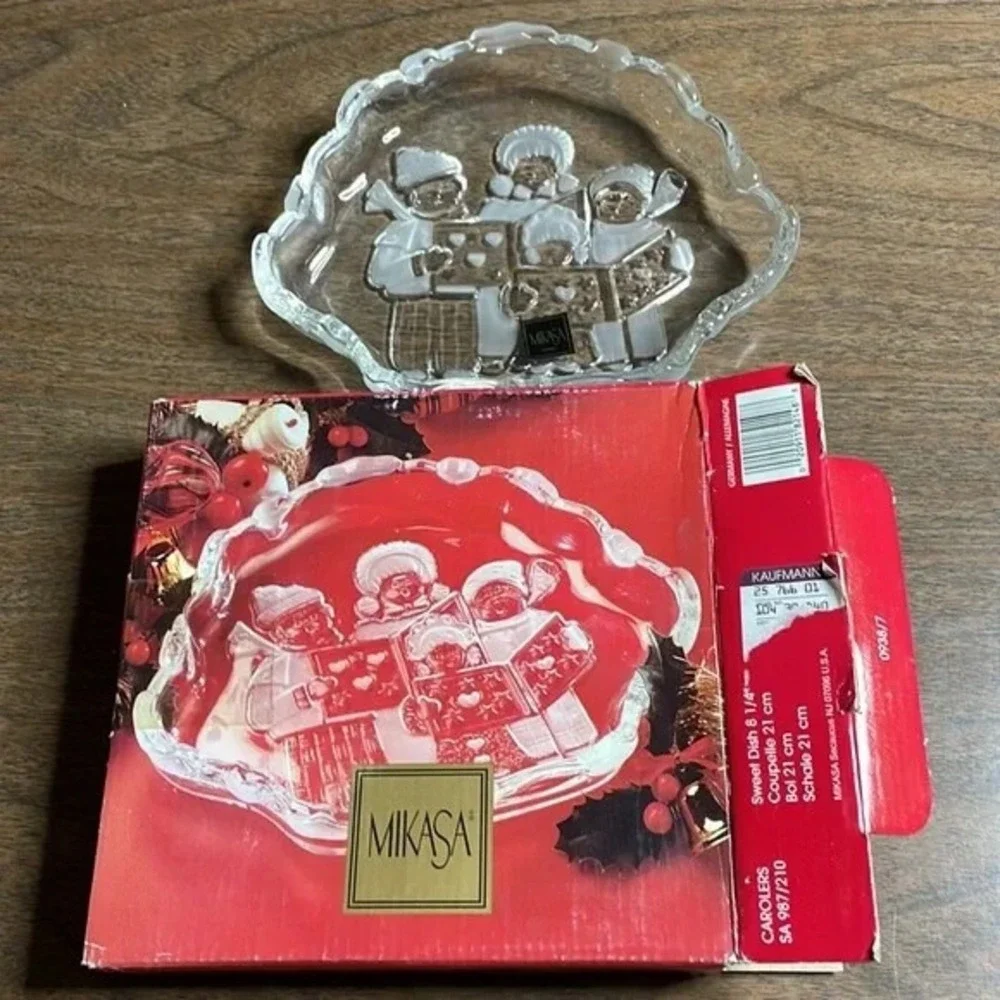 Mikasa Crystal Sweet‎ Dish, Carolers Design, 8.25